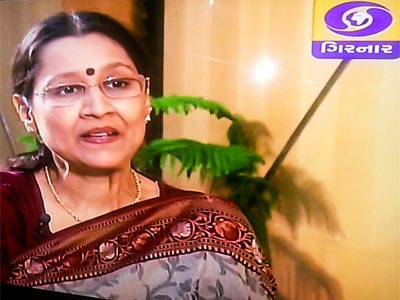 Hina Saxena With Honorable Chief Minister of Gujarat Smt. Anandiben Patel