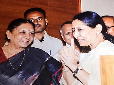 Hina Saxena With Honorable Chief Minister of Gujarat Smt. Anandiben Patel